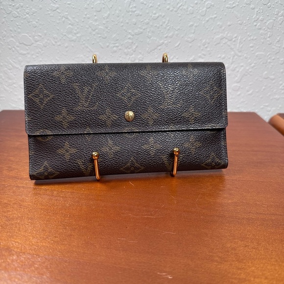 Auth Louis Vuitton Monogram
Portefeuille International MI0921 - Picture 8 of 12